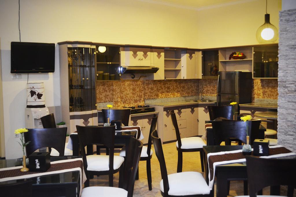 Srikandi Guesthouse Malang Esterno foto