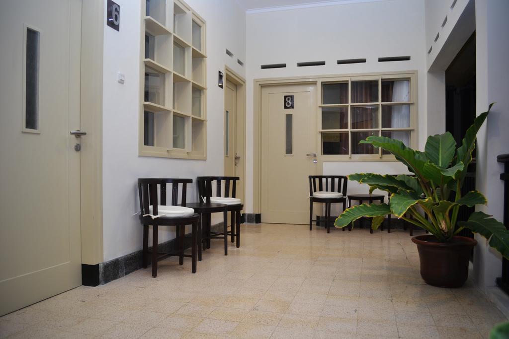 Srikandi Guesthouse Malang Esterno foto