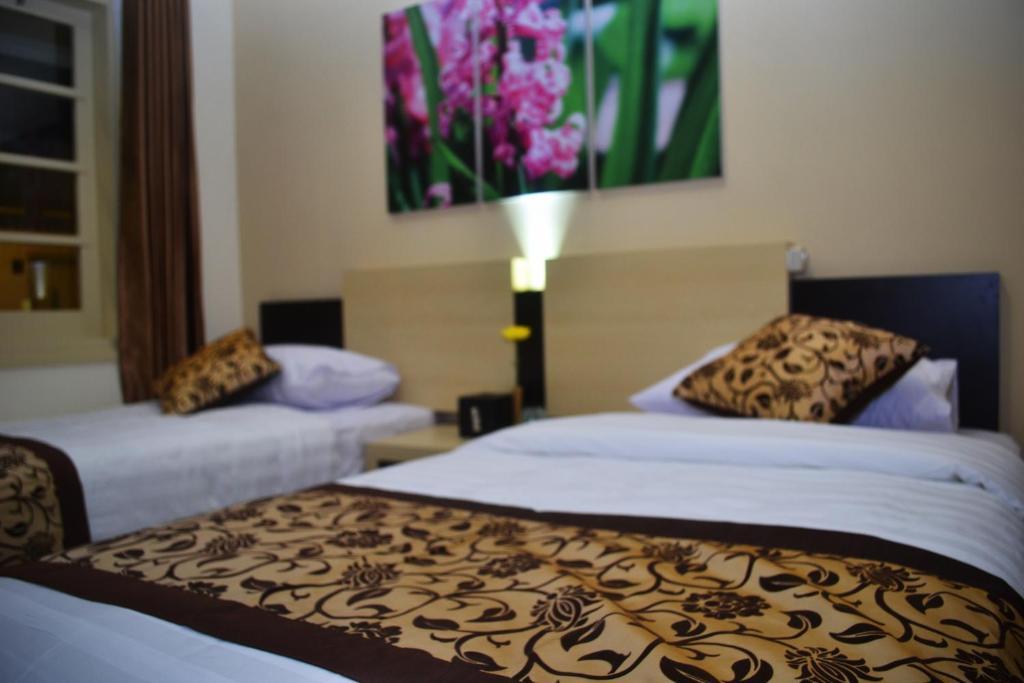 Srikandi Guesthouse Malang Esterno foto